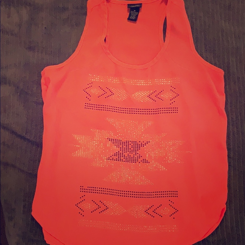 Woman’s no sleeve top